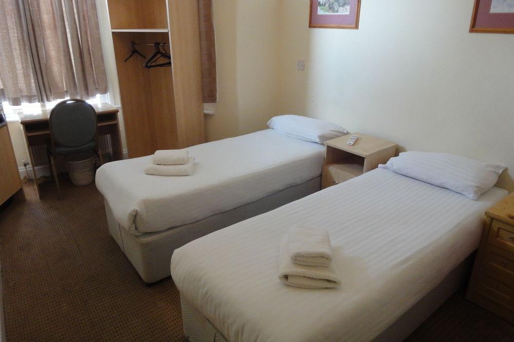 Earls Court Apartment *